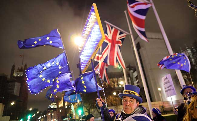 Aksi protes anti-Brexit menggelar unjuk rasa di luar Gedung Parlemen di London, Inggris (30/1/2020)./Reuters
