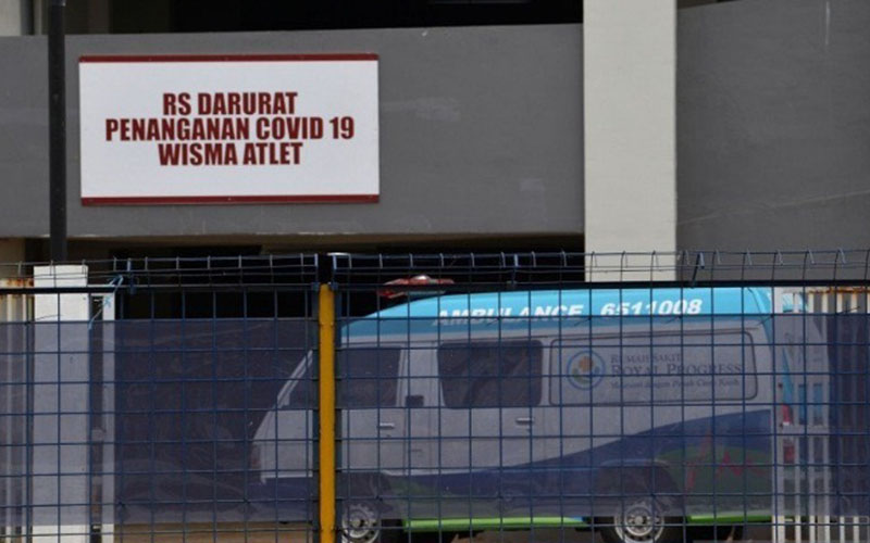 Petugas mengendarai ambulans berisi pasien memasuki Rumah Sakit Darurat Penanganan COVID-19 di Wisma Atlet Kemayoran, Jakarta, Selasa (24/3/2020)./Antara-Aditya Pradana Putra