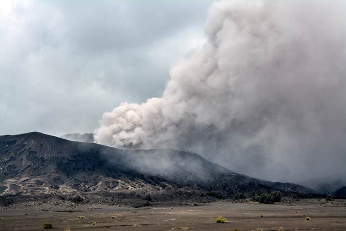 Abu vulkanis menyembur keluar dari kawah Gunung Bromo, Probolinggo, Jawa Timur, Jumat (15/3/2019)./ANTARA FOTO-Umarul Faruq