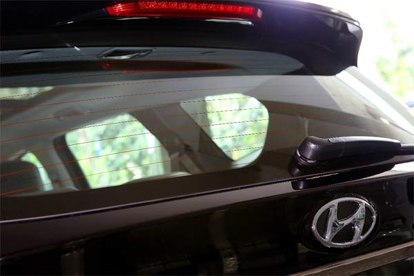 Defogger, cara kerja keduanya mirip yakni dengan memanfaatkan pemanas untuk mencegah atau menghilangkan pengembunan pada kaca. /Hyundai