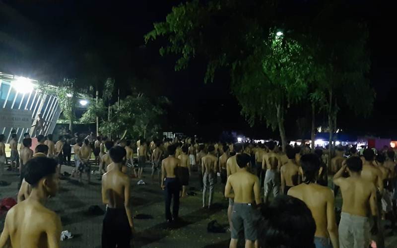 Ratusan remaja pebalap liar yang diamankan Polresta Malang Kota di halaman GOR Ken Arok, Kota Malang, Sabtu (11/4/2020)./Istimewa