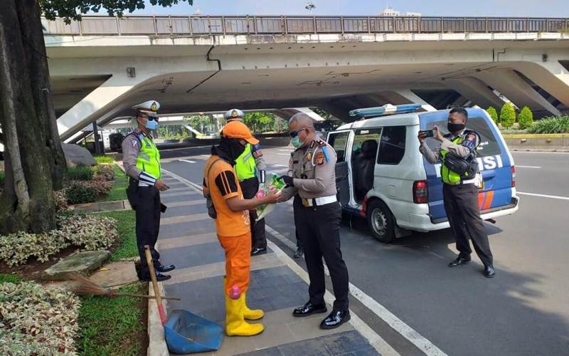  Polda Metro Jaya Bagikan 25 Ton Beras ke Warga Terdampak Corona