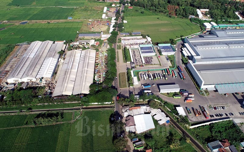 Foto udara kawasan pabrik di Sumberjaya, Kabupaten Majalengka, Jawa Barat, Jumat (20/3/2020). Bisnis/Rachman