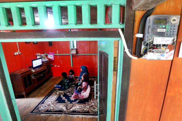 Keluarga menonton televisi usai rumahnya dialiri listrik di sela-sela peresmian Jaringan Listrik Perdesaan untuk 233 Dusun di Wilayah PT PLN Distribusi Jawa Barat Tahun 2017 di Cigalontang, Kabupaten Tasikmalaya, Jawa Barat, Kamis(2/11)./JIBI-Rachman 