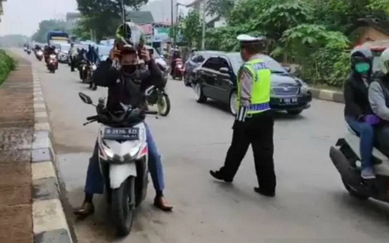  Polisi Larang Pelanggar PSBB Melintas di Jaktim