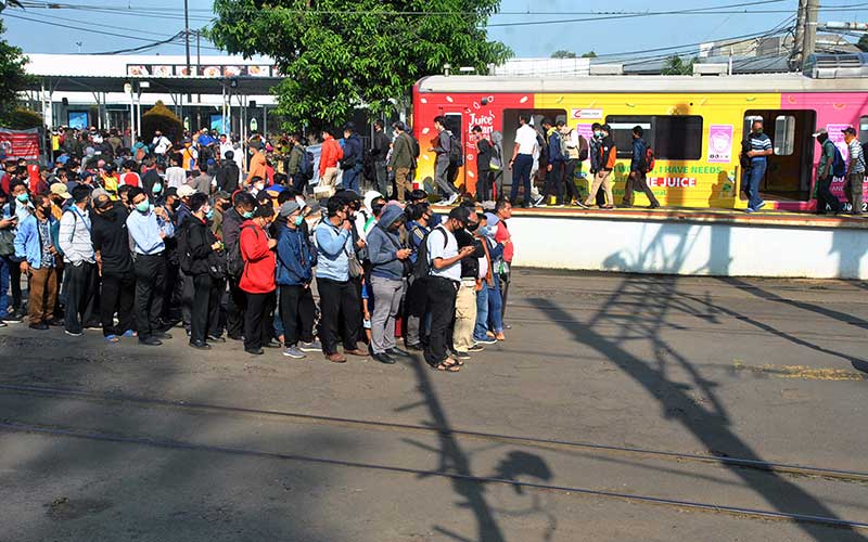  ANTREAN PENUMPANG KRL DI STASIUN