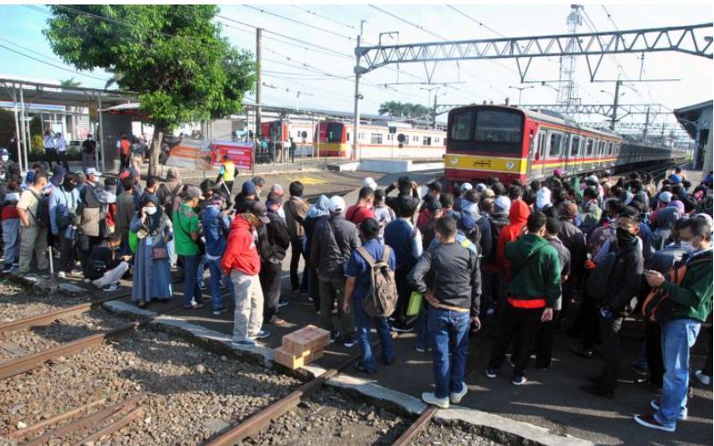  Antrean Penumpang Ramai, Pengusaha Diminta Beri Kelonggaran Jam Kerja