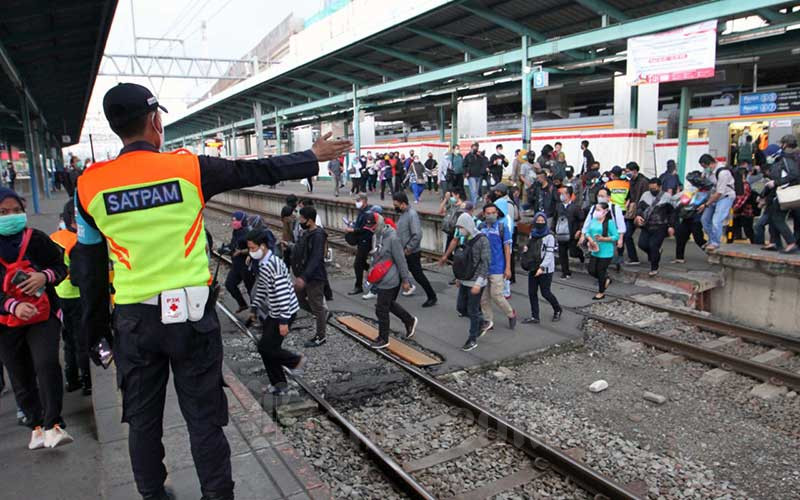  PENUMPANG KRL TETAP PENUH SAAT PSBB