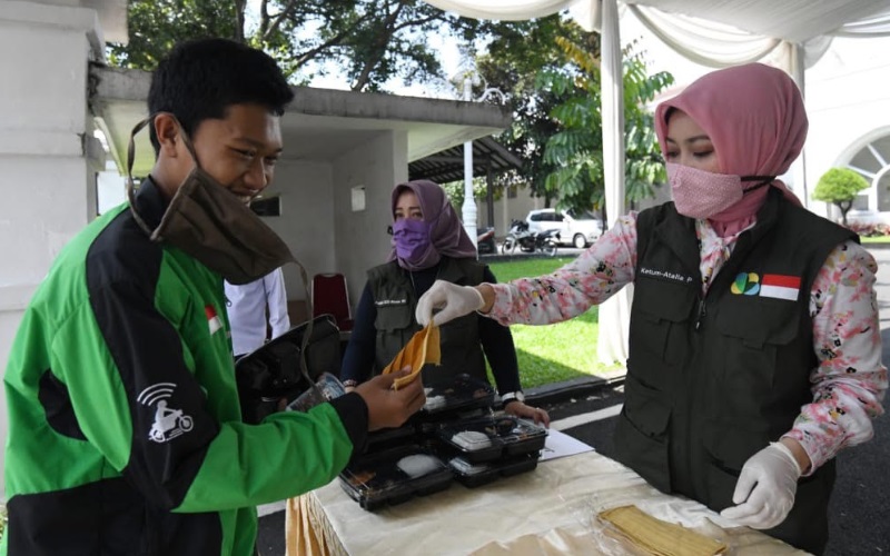  Istri Ridwan Kamil Dirikan Tenda Makan Siang Gratis di Pakuan