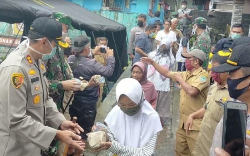  TNI dan Polri di Majalengka Dirikan Dapur Umum dan Bagikan Nasi Bungkus Gratis