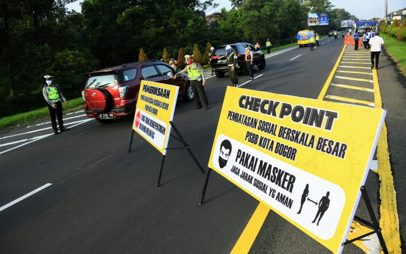  Ridwan Kamil Pantau Langsung PSBB Hari Pertama di Bogor