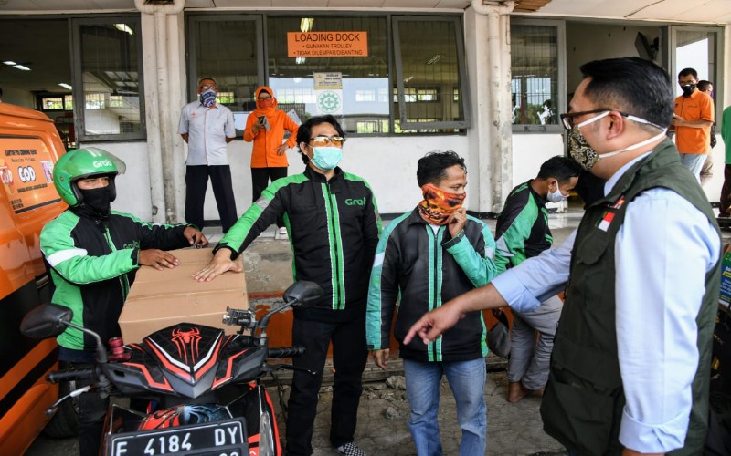  Ridwan Kamil Berdayakan Ojol dan Opang Salurkan Bansos COVID-19 di Bogor