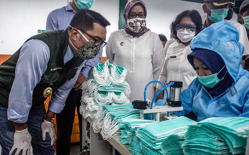  RIDWAN KAMIL TINJAU PABRIK MASKER