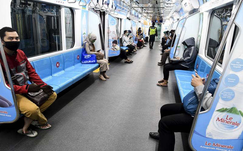  MRT Jakarta Bagi-bagi Masker ke Penumpang Cegah Penyebaran Corona
