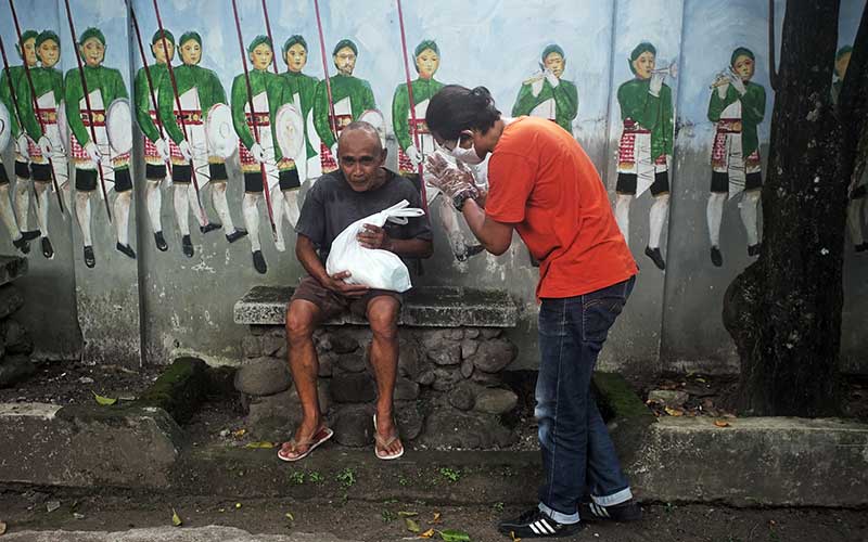  PFI YOGYAKARTA BAGIKAN MASKER DAN SEMBAKO