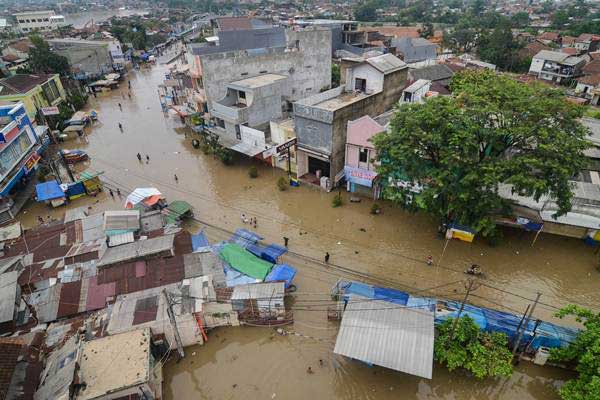  Kemenko Marves Bantu Korban Banjir dan Pencegahan Covid-19 di Dayeuhkolot