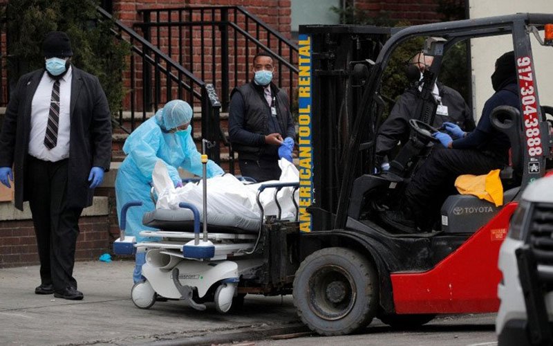 Pekerja bersiap untuk memindahkan jenazah ke dalam trailer di luar Rumah Sakit Pusat Brooklyn di tengah pandemi virus corona di New York, Amerika Serikat, Senin (30/3/2020)./Antara^Reuters