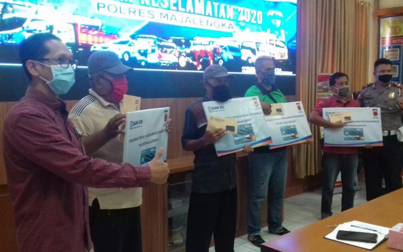  Polres Majalengka Beri Bantuan Uang kepada Pengemudi Angkutan