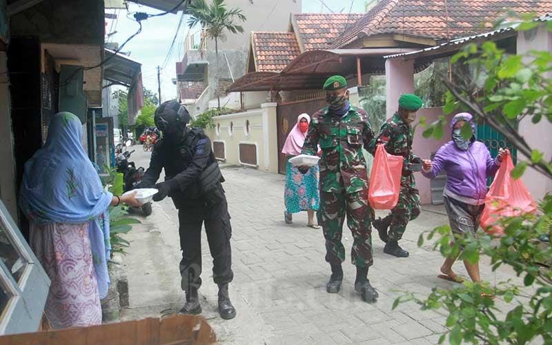  TNI POLRI BAGIKAN MAKANAN