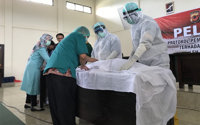  Polisi di Kuningan Siap Bantu Proses Pemakaman Warga Korban Covid-19