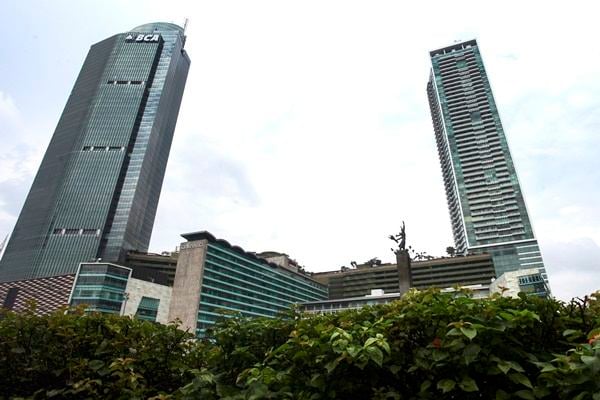 Gedung Menara BCA (kiri) dan apartemen Kempenski di kawasan Bundaran Hotel Indonesia, Jakarta, Rabu (24/2)./Antara-Muhammad Adimaja