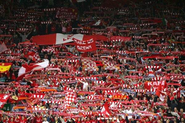  Liverpool Donasi Makanan di Luar Anfield