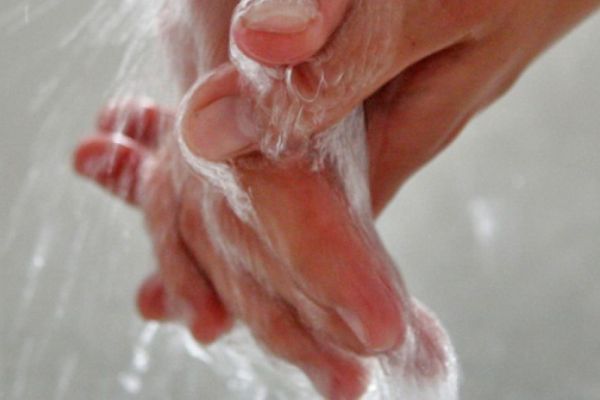  Wilmar Bersama Aprobi Serahkan Bantuan 1 Ton Sabun Cuci Tangan