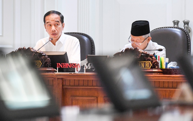 Presiden Joko Widodo (kiri) didampingi Wakil Presiden Ma'ruf Amin (kanan) memimpin rapat terbatas (ratas) di Kantor Presiden, Jakarta, Senin (9/3/2020). Ratas tersebut membahas kerangka ekonomi makro dan pokok-pokok kebijakan fiskal tahun 2021 dan rencana kerja pemerintah tahun 2021./ANTARA FOTO-Hafidz Mubarak A