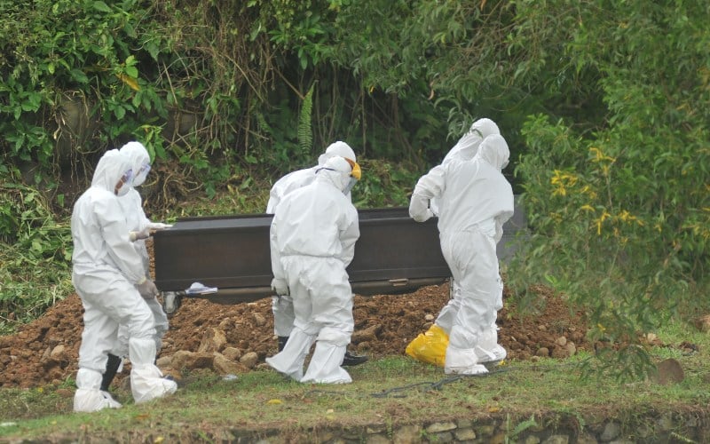  Ganjar Minta Bupati dan Wali Kota Siapkan Makam Khusus untuk Korban Covid-19