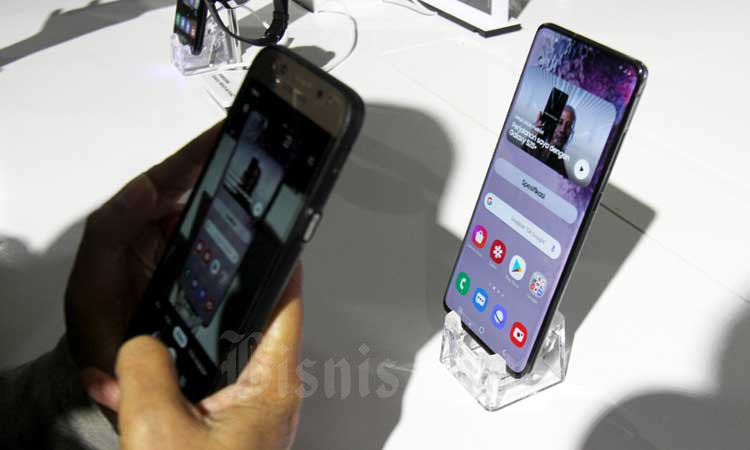 Warga memotret ponsel Samsung Galaxy S20 Series saat peluncurannya di Jakarta, Rabu (4/3/2020). Bisnis/Arief Hermawan P
