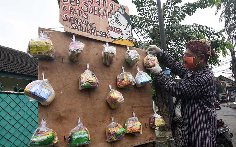  SENIMAN WAYANG BERBAGI SEMBAKO