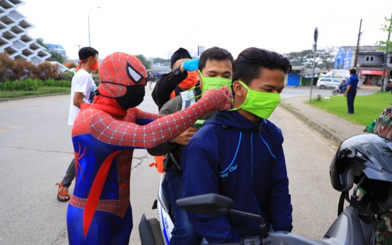  Ada Spiderman di PSBB Hari Pertama Kota Tangerang