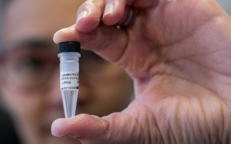 Seorang pekerja laboratorium menunjukkan vial (tabung penampung cairan untuk kepentingan farmasi) yang digunakan dalam kit uji diagnostik virus corona di fasilitas produksi TIB Molbiol Syntheselabor GmbH di Berlin, Jerman, pada 6 Maret 2020./Bloomberg