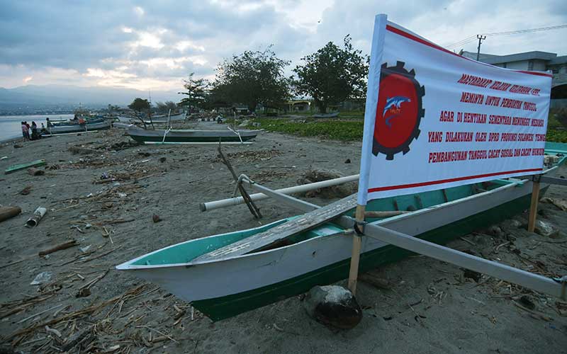  PROTES PEMBANGUNAN TANGGUL TELUK PALU