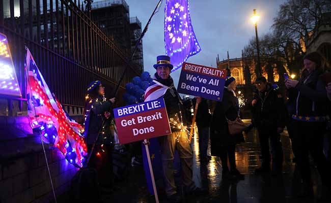 Aksi protes anti-Brexit menggelar unjuk rasa di luar Gedung Parlemen di London, Inggris (30/1/2020). Reuters