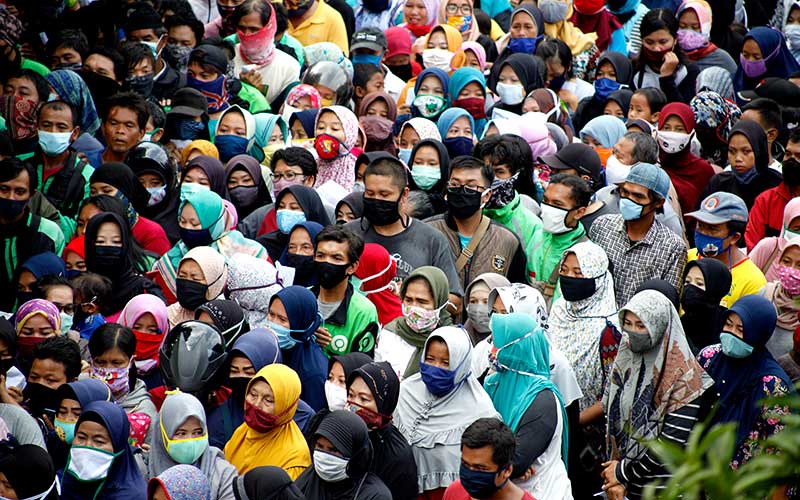  ANTREAN PEMBAGIAN SEMBAKO DI BOGOR