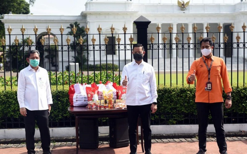  Presiden Jokowi Mulai Salurkan Bantuan Sembako melalui Pos Indonesia