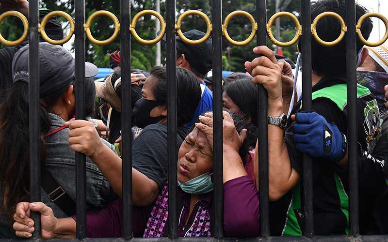  BERDESAK-DESAKAN DEMI NASI KOTAK DAN MASKER