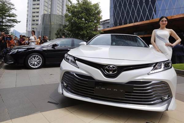 Model berpose di dekat mobil Toyota All New Camry 2019, saat peluncurannya di Jakarta, Selasa (8/1/2019)./Bisnis-Nurul Hidayat