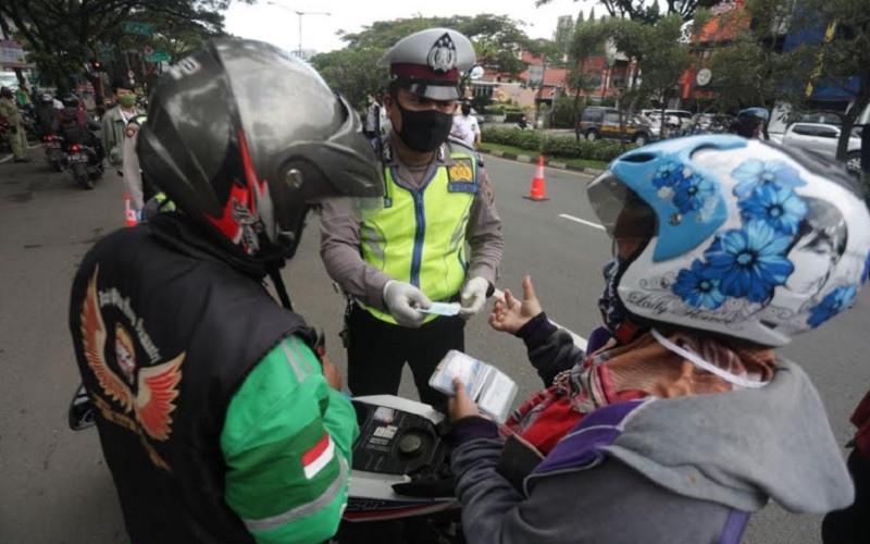  Hari Pertama PSBB Kota Bandung: Polisi Keluarkan Ratusan Blanko Teguran