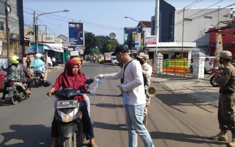  Diskominfo Purwakarta Bagikan Masker Gratis