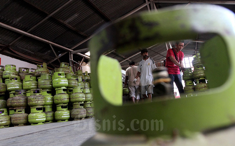 Ilustrasi: Pekerja menata tabung LPG 3 kilogram di salah satu agen gas. Bisnis/Arief Hermawan P 
