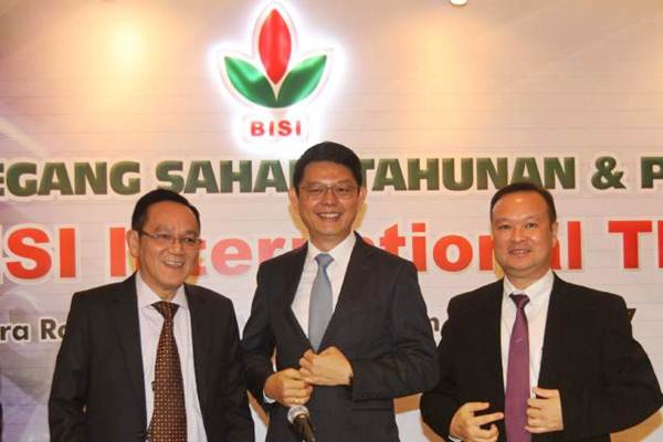Direktur Utama PT BISI International Tbk Jemmy Eka Putra (tengah), bersama Komisaris Utama Tjiu Thomas Effendy (kiri), dan Direktur Setiadi Setiokusumo, seusai RUPS , di Jakarta, Rabu (31/5)./JIBI-Endang Muchtar