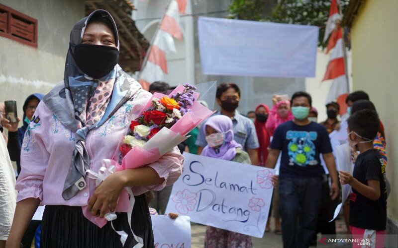  Perawat Sembuh dari Covid-19 di Tulungagung Disambut Saat Pulang