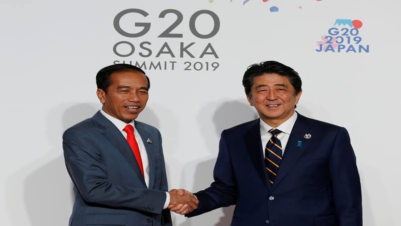  Telepon Jokowi, PM Jepang Minta RI tetap Kirim Gaun Medis