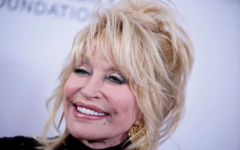  Di Usia 74 Tahun, Dolly Parton Selalu Menggunakan Makeup