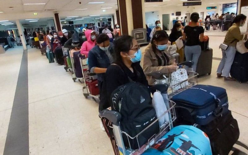 Pekerja migran Indonesia menunggu keberangkatan kembali ke Tanah Air dari Colombo, Sri Lanka, Jumat (24/4/2020)./KBRI Colombo