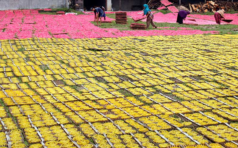  PERMINTAAN KRUPUK MENINGKAT