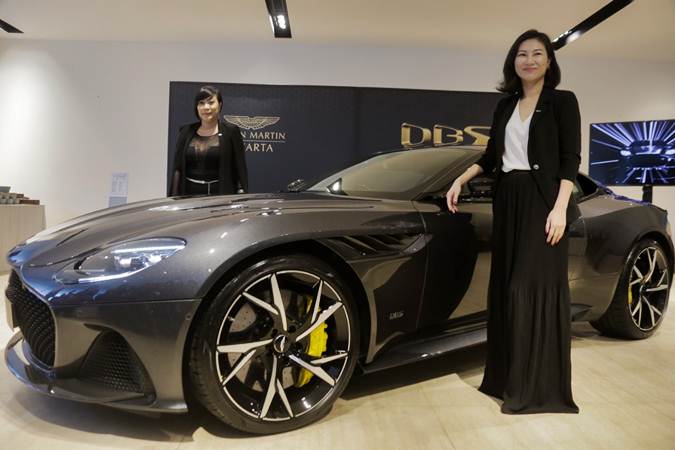 GM Aston Martin APAC Nancy Chen (kanan) dan GM Marketing Aston Martin Jakarta Francisca Prandayani meluncurkan Aston Martin DBS Superleggera di Jakarta, Senin (27/5/2019)./Bisnis-Felix Jody Kinarwan