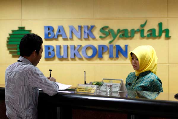 Nasabah bertransaksi di kantor Bank Bukopin Syariah Jakarta, Rabu (29/1). /Bisnis.com